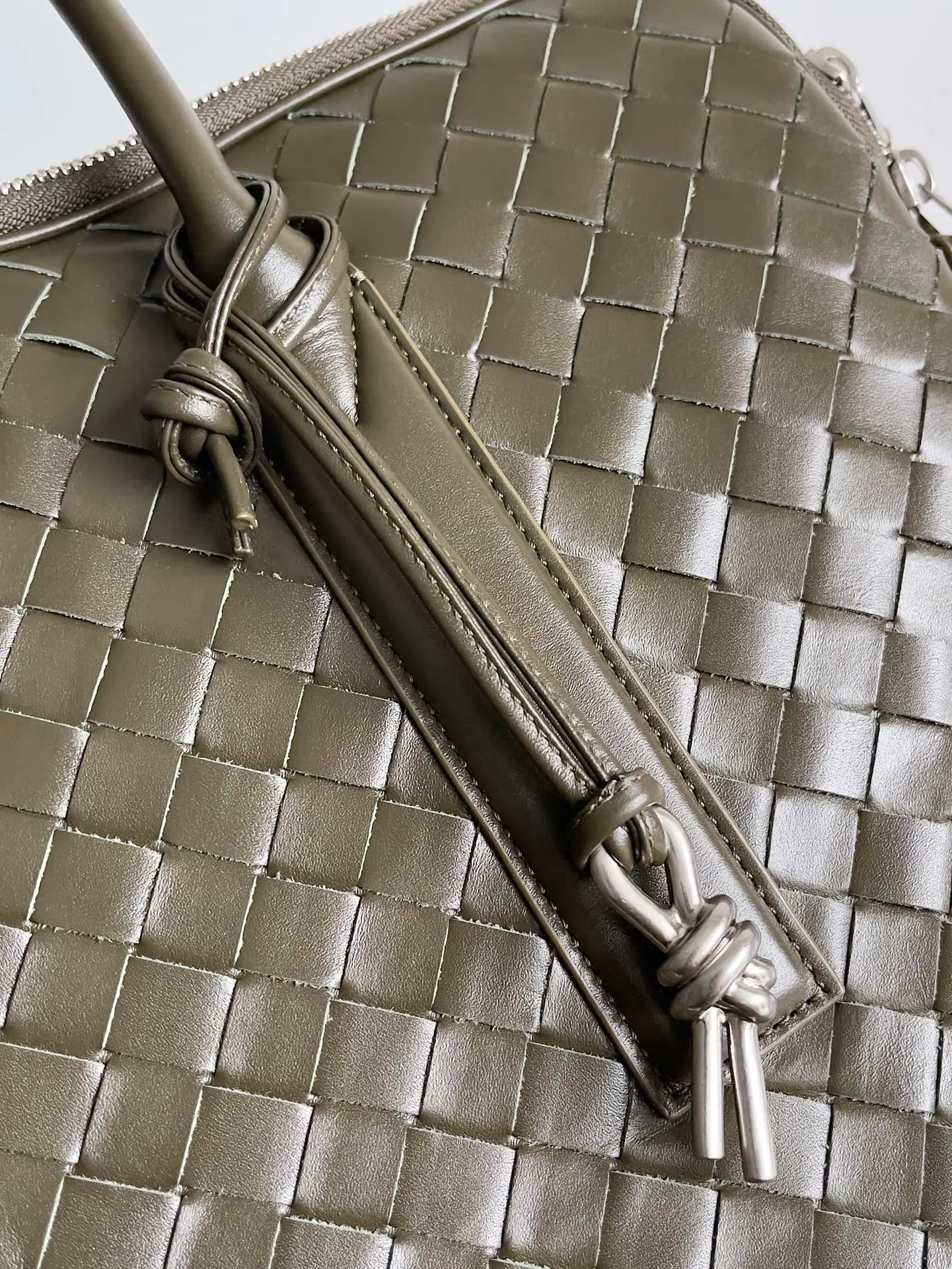 Batch 2720 Have you ever seen a briefcase that can be carried on your back? [Wit][Wit] BOTTEGA VENETA men's GETAWAY large briefcase. The practicality of being able to be carried on the back is indeed one of its major selling points. The design of the shoulder straps will not feel cumbersome even if worn for a long time. Whether it is a business meeting or daily diligence, you can do it with ease. Style number: 766361 Size: 39*28.5*8cm